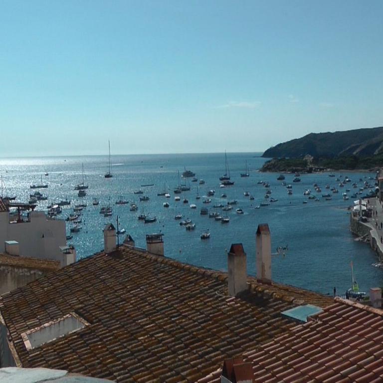 Panoramablick von den Dächern einer Küstenstadt auf einen Hafen und das Meer.