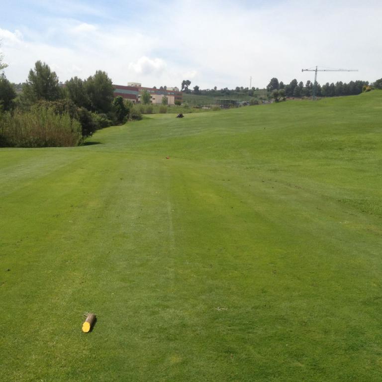 Eine weite Golfwiese mit einem Schlagzeug auf dem Rasen