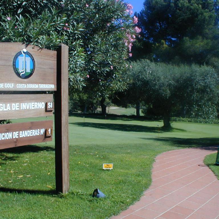 Ein großes hölzernes Schild mit Informationen für den Golfclub Costa Dorada in Tarragona.