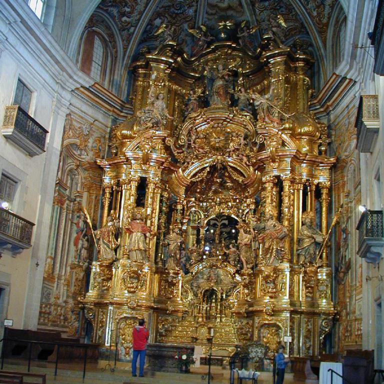 Monumentaler, barocker Hochaltar aus Gold und Vergoldungen in einem Kircheninneren.