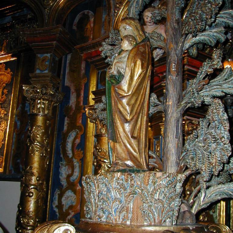 Detailreiche religiöse Skulpturgruppe in einem opulenten, barocken Kircheninterieur.