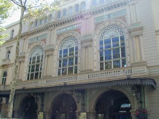 Prunkvolle Fassade eines historischen Opernhauses mit neoklassizistischen Elementen und großen Bogenfenstern.