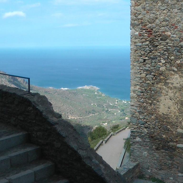 Aussicht auf das Meer von einer steinernen Befestigungsanlage mit einem großen Rundbogen